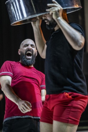 Taoufiq Izeddiou/Cie Anania Danses - La Terre en Transe