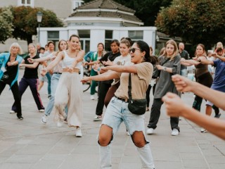 Join us! Zur Pre-SOMMERSZENE Walking Dance Classes hosted by Flavourama